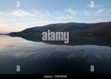 Area di Glen Coe, Scozia. Pittoresca vista del tramonto di Loch Leven con North Ballachulish in background. Foto Stock