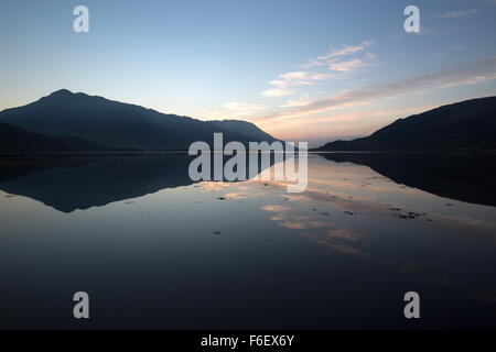 Area di Glen Coe, Scozia. Pittoresca vista del tramonto di Loch Leven con North Ballachulish in background. Foto Stock