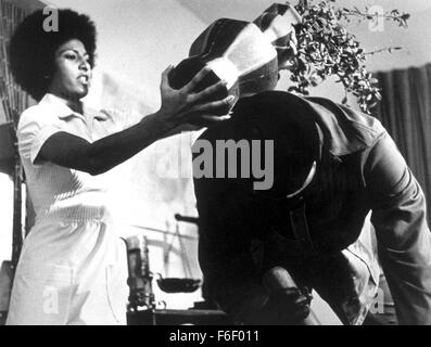 Jun 13, 1973; Los Angeles, CA, Stati Uniti d'America; attrice PAM GRIER stelle come Coffy nel Jack Hill azione diretta del dramma "Coffy.". Foto Stock