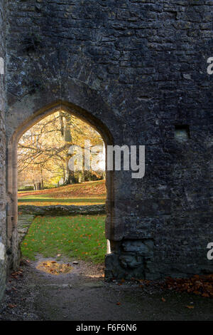 Minster Lovell Hall rovine porta in autunno. Oxfordshire, Inghilterra. Foto Stock