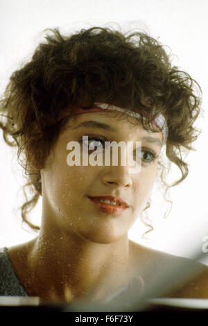 Data di rilascio: Aprile 15, 1983 il titolo del filmato: Flashdance direttore: Adrian Lyne STUDIO: Paramount Pictures trama: Alex Owens è una femmina dinamo: acciaio lavoratore in giornata, danzatrice esotica di notte. Il suo sogno è quello di entrare in una vera e propria compagnia di danza, benchè e con incoraggiamento dal suo capo/fidanzato, lei può ottenere la sua chance nella foto: Jennifer Beals stelle come Alex Owens (credito Immagine: c Paramount Pictures/Entertainment Immagini) Foto Stock