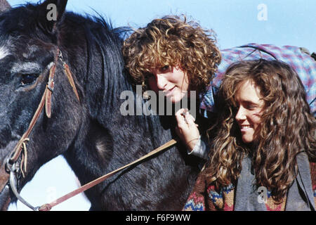 Data di rilascio: agosto 10, 1984 il titolo del filmato: Red Dawn direttore: John Milius STUDIO: United Artists trama: Da fuori del cielo, Sovietici, Nicaragua e truppe cubane iniziare lo sbarco sul campo di calcio di Colorado high school. In pochi secondi, i paracadutisti hanno attaccato la scuola e ha inviato un gruppo di adolescenti in fuga verso le montagne nella foto: Jennifer Grey come toni e LEA THOMPSON come Erica (credito Immagine: c United Artists/Entertainment Immagini) Foto Stock