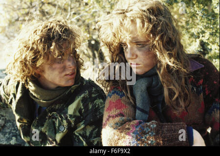 Data di rilascio: agosto 10, 1984 il titolo del filmato: Red Dawn direttore: John Milius STUDIO: United Artists trama: Da fuori del cielo, Sovietici, Nicaragua e truppe cubane iniziare lo sbarco sul campo di calcio di Colorado high school. In pochi secondi, i paracadutisti hanno attaccato la scuola e ha inviato un gruppo di adolescenti in fuga verso le montagne nella foto: Jennifer Grey come toni e LEA THOMPSON come Erica (credito Immagine: c United Artists/Entertainment Immagini) Foto Stock