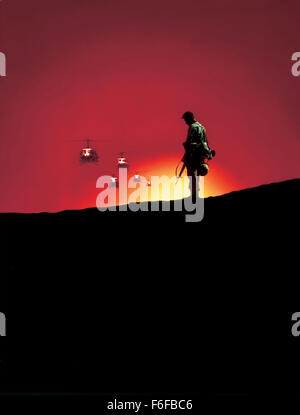 Data di rilascio: agosto 28, 1987. Il titolo del filmato: Hamburger Hill. STUDIO: RKO Pictures. Trama: un brutale e realistico film di guerra si concentra sulla vita di una squadra di 14 U.S. I soldati dell esercito di B Company, 3° Battaglione, 187th Infanty reggimento, 101st Divisione Aerotrasportata durante il brutale 10 giorno (Maggio 11-20, 1969) battaglia per la collina 937 in una valle Shau del Vietnam come cercano di nuovo e di nuovo a prendere la collina fortificata detenute da nord Vietnamiti e le anomalie e perdite di vite umane che essi prendono ogni volta in cui la battaglia è stata successivamente dubbedHamburger Hill perché il fuoco nemico era così forte che il fusillade del bullet Foto Stock