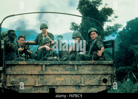 Data di rilascio: agosto 28, 1987. Il titolo del filmato: Hamburger Hill. STUDIO: RKO Pictures. Trama: un brutale e realistico film di guerra si concentra sulla vita di una squadra di 14 U.S. I soldati dell esercito di B Company, 3° Battaglione, 187th Infanty reggimento, 101st Divisione Aerotrasportata durante il brutale 10 giorno (Maggio 11-20, 1969) battaglia per la collina 937 in una valle Shau del Vietnam come cercano di nuovo e di nuovo a prendere la collina fortificata detenute da nord Vietnamiti e le anomalie e perdite di vite umane che essi prendono ogni volta in cui la battaglia è stata successivamente dubbedHamburger Hill perché il fuoco nemico era così forte che il fusillade del bullet Foto Stock