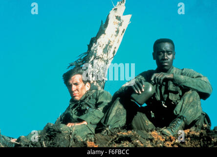 Data di rilascio: agosto 28, 1987. Il titolo del filmato: Hamburger Hill. STUDIO: RKO Pictures. Trama: un brutale e realistico film di guerra si concentra sulla vita di una squadra di 14 U.S. I soldati dell esercito di B Company, 3° Battaglione, 187th Infanty reggimento, 101st Divisione Aerotrasportata durante il brutale 10 giorno (Maggio 11-20, 1969) battaglia per la collina 937 in una valle Shau del Vietnam come cercano di nuovo e di nuovo a prendere la collina fortificata detenute da nord Vietnamiti e le anomalie e perdite di vite umane che essi prendono ogni volta in cui la battaglia è stata successivamente dubbedHamburger Hill perché il fuoco nemico era così forte che il fusillade del bullet Foto Stock