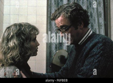 Feb 07, 1986; New York, NY, STATI UNITI D'AMERICA; attore Michael Caine stelle come Elliot e Mia Farrow come Hannah a Orion le foto della commedia romantica, "Hannah e le sue sorelle.", scritto e diretto da Woody Allen. Foto Stock