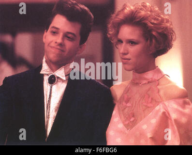 Data di rilascio: Feb 28, 1986. Il titolo del film: Pretty in rosa. STUDIO: Paramount Pictures. Trama: Giovani Andie è uno dei non-così-ragazze popolari nella scuola di alta. Di solito ha appeso fuori con i suoi amici di Iona Duckie o. Duckie ha sempre avuto una sbandata per lei, ma ora lei ha incontrato un nuovo ragazzo dalla scuola, Blane. Lui è uno dei ricchi e famosi ragazzi ma i due mondi si incontrano? Nella foto: JON CRYER come Duckie (Phil Dale), Molly Ringwald come Andie Walsh. Foto Stock