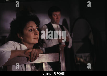 Data di rilascio: dicembre 17, 1987. Il titolo del filmato: i morti. STUDIO: Liffey film. Trama: cena di Natale presso la casa di due spinster musicista sorelle e i loro nipote a sua volta di fine secolo in Irlanda, frequentato da amici e familiari. Tra la visita i partecipanti sono le suore' nipote Gabriel Conroy e sua moglie Gretta. La serata di reminiscenze portare malinconia ricordi per Gretta concernenti il suo primo, long-amore perduto quando lei era una ragazza nelle zone rurali a Galway. Il suo racconto di questo tragico amore a Gabriel lo porta a un'epifania: egli apprende la differenza tra una semplice esistenza e vivere. Tutti-I Foto Stock