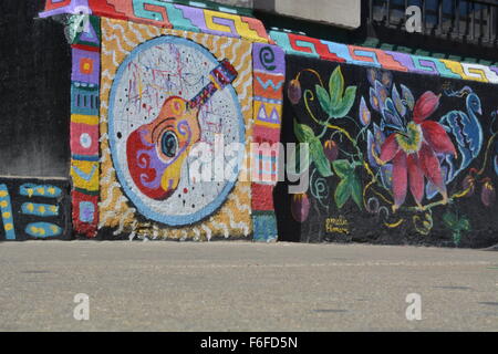 Il murale con la chitarra e fiori sul A.P.O. Edificio del XVIII Street quartiere degli affari di Chicago è in gran parte messicana quartiere Pilsen. Foto Stock