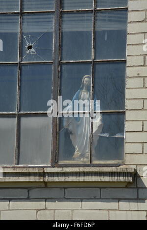 Bullet foro in Sant Adalberto la finestra della chiesa con una statua di Gesù nel lato sud del quartiere Pilsen in Chicago. Foto Stock