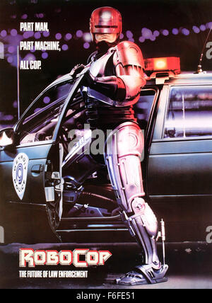 Jul 17, 1987; Dallas, TX, Stati Uniti d'America; nella foto: una illustrazione da 'RoboCop,' un 1987 film diretto da Paul Verhoeven e interpretato da PETER WELLER come RoboCop e NANCY ALLEN come Officer Anne Lewis. Foto Stock