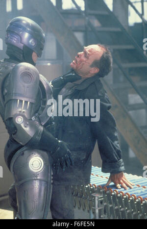 Jul 17, 1987; Dallas, TX, Stati Uniti d'America; nella foto: una scena da "RoboCop,' un 1987 film diretto da Paul Verhoeven e interpretato da PETER WELLER come RoboCop e NANCY ALLEN come Officer Anne Lewis. Foto Stock