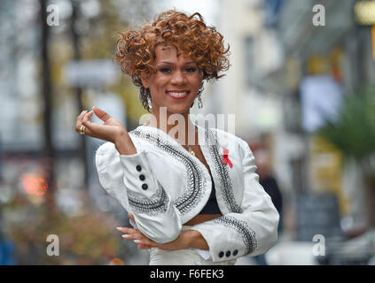 Berlino, Germania. 09Nov, 2015. Beney Ikenna Amaechi passeggiate attraverso la città di Berlino, Germania, 09 novembre 2015. Lei è sempre pronta per le prestazioni come Whitney Houston doppio. Come Houston doppio ha mostra in tutto il mondo ed esegue il suo solo show 'Ikenna - canta Whitney Houston's Greatest Hits" il 24 novembre 2015 nel teatro Wintergarten di Berlino. Foto: Britta Pedersen/dpa/Alamy Live News Foto Stock