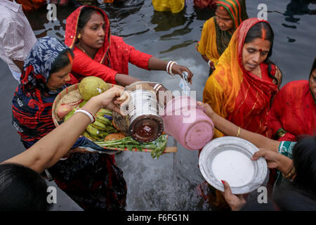 Dacca in Bangladesh. 17 Nov, 2015. Nov. 17, 2015 - Dhaka, Bangladesh - devoti indù osservare Chhath Puja/Surya Puja (adorare il dio sole) di Dhaka. © Mohammad Hossain Ponir/ZUMA filo/Alamy Live News Foto Stock