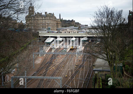 Guardando verso il basso nella stazione ferroviaria di Waverley da est Princess Street Gardens in Eduinburgh Foto Stock