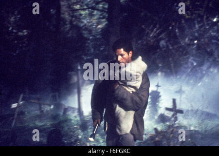 Data di rilascio: Aprile 21, 1989. Il titolo del filmato: Pet Sematary. STUDIO: Paramount Pictures. Trama: I Credi hanno subito spostato in una nuova casa in campagna. La loro casa è perfetto, eccetto per due cose: il semi-rimorchi che ruggito passato sulla strada stretta e il misterioso Cimitero nel bosco dietro casa. Credo confinanti sono riluttanti a parlare del cimitero, e per una buona ragione. Nella foto: DALE MIDKIFF come Louis Creed. Foto Stock