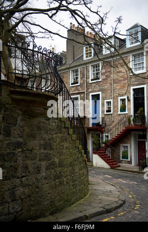 Una vista lungo la storica Ramsey Giardini in Castlehill area di Edimburgo Foto Stock