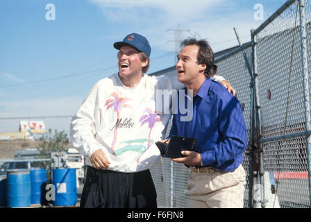 Data di rilascio: agosto 17, 1990 il titolo del filmato: Prendersi Cura delle Aziende STUDIO: Buena Vista Pictures Regista: Arthur Hiller Trama: un uptight pubblicità exec dispone di tutta la sua vita in un organizer filofax che erroneamente finisce nelle mani di un amichevole carcerato che pone come lui. Nella foto: JAMES BELUSHI come Jimmy Dworski e CHARLES GRODIN come Spencer Barnes. (Credito Immagine: c Buena Vista Immagini/Foto Intrattenimento) Foto Stock