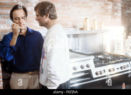 Data di rilascio: agosto 17, 1990 il titolo del filmato: Prendersi Cura delle Aziende STUDIO: Buena Vista Pictures Regista: Arthur Hiller Trama: un uptight pubblicità exec dispone di tutta la sua vita in un organizer filofax che erroneamente finisce nelle mani di un amichevole carcerato che pone come lui. Nella foto: JAMES BELUSHI come Jimmy Dworski e CHARLES GRODIN come Spencer Barnes. (Credito Immagine: c Buena Vista Immagini/Foto Intrattenimento) Foto Stock