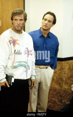 Data di rilascio: agosto 17, 1990 il titolo del filmato: Prendersi Cura delle Aziende STUDIO: Buena Vista Pictures Regista: Arthur Hiller Trama: un uptight pubblicità exec dispone di tutta la sua vita in un organizer filofax che erroneamente finisce nelle mani di un amichevole carcerato che pone come lui. Nella foto: JAMES BELUSHI come Jimmy Dworski e CHARLES GRODIN come Spencer Barnes. (Credito Immagine: c Buena Vista Immagini/Foto Intrattenimento) Foto Stock