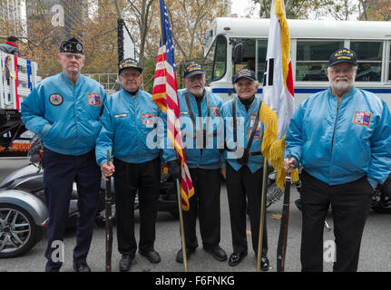 New York, NY, Stati Uniti d'America - 11 Novembre 2015: dei veterani di guerra coreana frequentare dei veterani del giorno parade sulla Quinta Avenue Foto Stock