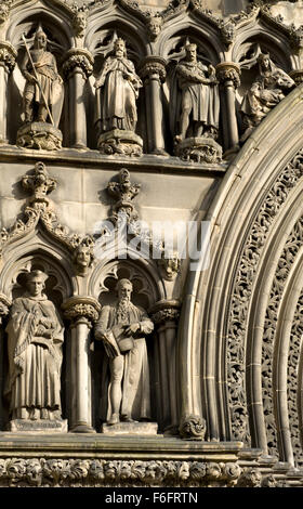 Dettaglio immagine dell'intricato lavoro di scultura da John Rhind intorno all'ingresso alla Cattedrale di St Giles in Edinburgh Foto Stock