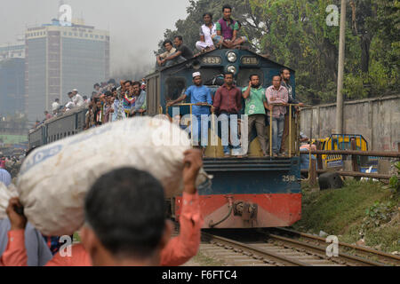 Dacca in Bangladesh. 17 Nov, 2015. I popoli del Bangladesh rendere loro rischioso viaggio sulla parte superiore di un treno locale a Dhaka, nel Bangladesh. Il 17 novembre 2015 Credit: Mamunur Rashid/Alamy Live News Foto Stock