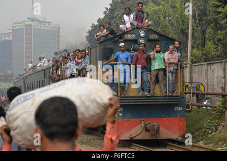 Dacca in Bangladesh. 17 Nov, 2015. I popoli del Bangladesh rendere loro rischioso viaggio sulla parte superiore di un treno locale a Dhaka, nel Bangladesh. Il 17 novembre 2015 Credit: Mamunur Rashid/Alamy Live News Foto Stock