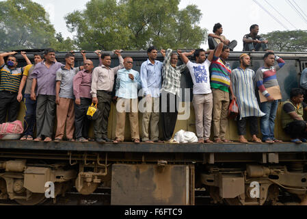 Dacca in Bangladesh. 17 Nov, 2015. I popoli del Bangladesh rendere loro rischioso viaggio sulla parte superiore di un treno locale a Dhaka, nel Bangladesh. Il 17 novembre 2015 Credit: Mamunur Rashid/Alamy Live News Foto Stock