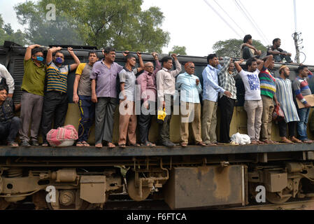 Dacca in Bangladesh. 17 Nov, 2015. I popoli del Bangladesh rendere loro rischioso viaggio sulla parte superiore di un treno locale a Dhaka, nel Bangladesh. Il 17 novembre 2015 Credit: Mamunur Rashid/Alamy Live News Foto Stock