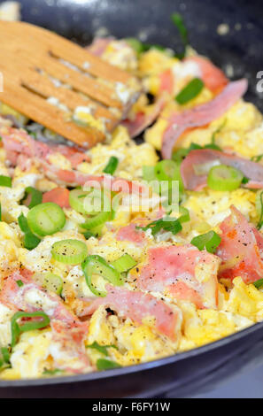 Frittata di uova con prosciutto e verdure Foto Stock