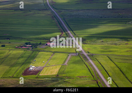 Vista aerea di terreni agricoli e Road, South Coast, Islanda Foto Stock