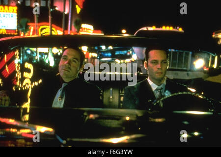 Set 7 , 1996; Hollywood, CA, Stati Uniti d'America; attori Jon Favreau come Mike Peters e Vince Vaughn come Trento Walker in 'Swingers'. Diretto da Doug Liman. Foto Stock