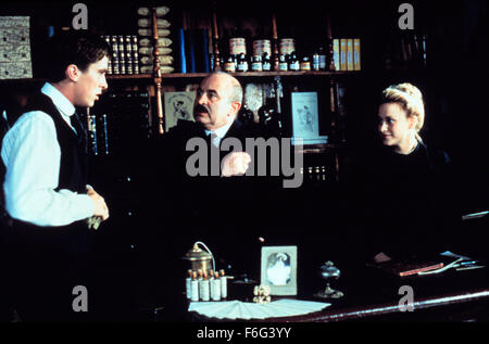 Set 07, 1996; Hollywood, CA, Stati Uniti d'America; Christian Bale come Stevie, Bob Hoskins come Verloc e Patricia Arquette come Winnie in ''l'agente segreto" diretto da Christopher Hampton. Foto Stock