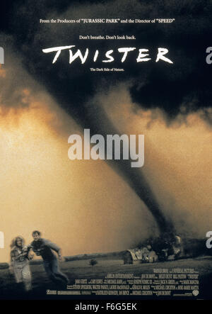 Data di rilascio: 10 maggio 1996. Il titolo del filmato: Twister STUDIO: Universal Pictures. Trama: una coppia sul punto di divorzio continuare a soddisfare ogni altra perché entrambi sono i ricercatori che chase tornadi. Nella foto: poster del filmato. Foto Stock