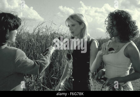 Maggio 30, 1997; Los Angeles, CA, Stati Uniti d'America; attrice ROSANNA ARQUETTE stelle come Rita e LYNN WHITFIELD come Angie in Hollywood Foto commedia, "Gone Fishin'. Foto Stock