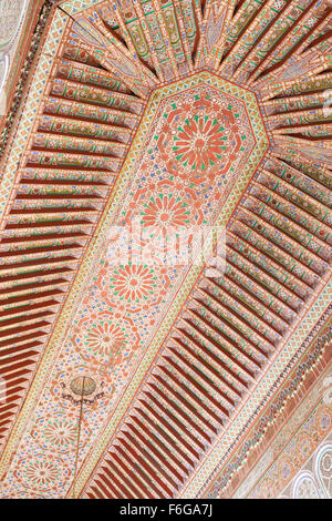 Soffitto ornato nel Palazzo della Bahia in Marrakech, Marocco Foto Stock