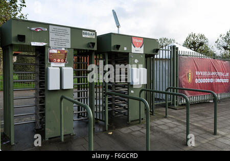 Bruxelles, Belgio. 17 Nov, 2015. Istruzioni di sicurezza in corrispondenza di un ingresso del Roi Baudouin Stadium di Bruxelles, Belgio, 17 novembre 2015. Un amichevole partita di calcio tra il Belgio e la Spagna avrebbe dovuto essere svolto presso lo stadio di martedì, ma è stato annullato a causa di preoccupazioni per la sicurezza a seguito di Parigi gli attacchi terroristici del 13 novembre. Foto: Thierry Monasse/dpa/Alamy Live News Foto Stock