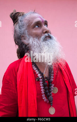 Dacca in Bangladesh. 17 Nov 2015. Un santo ha frequentato la Kartik Brati o Rakher Upobash festival di Shri Shri Lokanath Brahmachari Ashram tempio a Dhaka il 17 novembre 2015. Ogni anno migliaia di devoti indù si riuniscono di fronte di Shri Shri Lokenath Brahmachari Ashram tempio per il Kartik Brati o Rakher Upobash festival religioso in Barodi, vicino a Dacca in Bangladesh. Fedeli di sedersi di fronte luce delle candele ( chiamato localmente come Prodip ) e assorbire nella preghiera...Lokenath Brahmachari chi è chiamato Baba Lokenath era un palazzo del XVIII secolo San indù e filosofo nel Bengala. Foto Stock