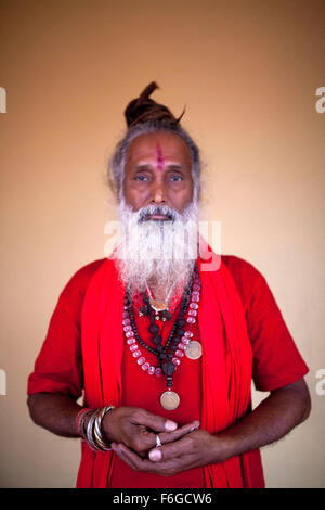 Dacca in Bangladesh. 17 Nov 2015. Un santo ha frequentato la Kartik Brati o Rakher Upobash festival di Shri Shri Lokanath Brahmachari Ashram tempio a Dhaka il 17 novembre 2015. Ogni anno migliaia di devoti indù si riuniscono di fronte di Shri Shri Lokenath Brahmachari Ashram tempio per il Kartik Brati o Rakher Upobash festival religioso in Barodi, vicino a Dacca in Bangladesh. Fedeli di sedersi di fronte luce delle candele ( chiamato localmente come Prodip ) e assorbire nella preghiera...Lokenath Brahmachari chi è chiamato Baba Lokenath era un palazzo del XVIII secolo San indù e filosofo nel Bengala. Foto Stock