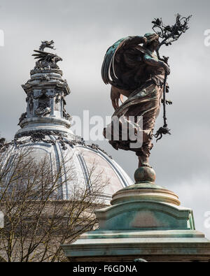 Il Welsh dragon che sorge sulla sommità del Municipio di Cardiff. Foto Stock