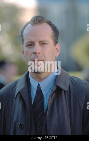 Maggio 05, 1999; Hollywood, CA, Stati Uniti d'America; attore Bruce Willis come Malcolm Crowe stelle nel mistero- dramma- thriller 'Il sesto senso" diretto da notte del M. Shymalan. Malcom Crowe (Bruce Willis) è uno psicologo infantile si assume il compito di reticolazione di un giovane ragazzo con gli stessi mali come un ex-paziente. Questo ragazzo 'sseo morti." Crowe spende un sacco di tempo con il ragazzo (Cole) molto per la costernazione di sua moglie. Foto Stock