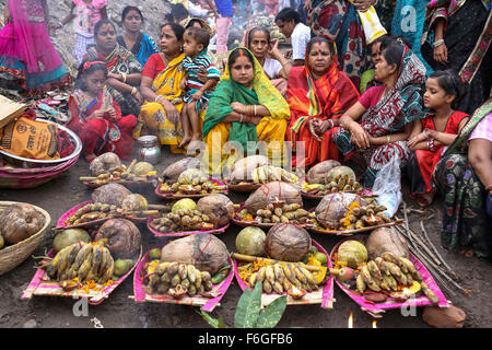 Dacca in Bangladesh. 17 Nov, 2015. Devoti indù osservare Chhath Puja/Surya Puja (adorare il dio Sole) a Dhaka, nel Bangladesh. Credito: Mohammad Hossain Ponir/ZUMA filo/Alamy Live News Foto Stock