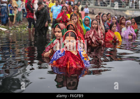 Dacca in Bangladesh. 17 Nov, 2015. Devoti indù osservare Chhath Puja/Surya Puja (adorare il dio Sole) a Dhaka, nel Bangladesh. Credito: Mohammad Hossain Ponir/ZUMA filo/Alamy Live News Foto Stock