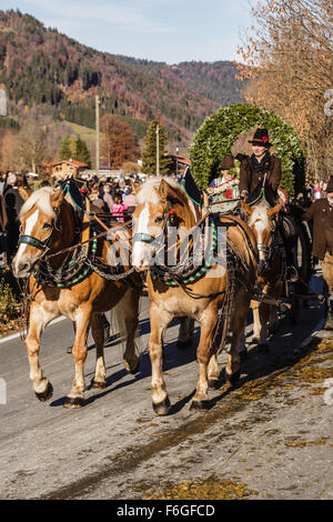 Schliersee, Germania Bayern 08/11/2015 : SFILATA galleggiante in Schliersee in Leonhardifahrt Foto Stock