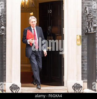 Londra, Regno Unito. 17 Nov 2015. Philip Hammond MP, ministro degli Affari Esteri del Regno Unito lascia 10 Downing Street a seguito di una riunione del gabinetto Credito: Ian Davidson/Alamy Live News Foto Stock