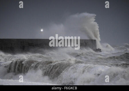 Newhaven, East Sussex, Regno Unito. 17th novembre 2015. La tempesta di crepuscolo Barney batta il braccio e faro ovest. Foto Stock