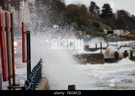 Southend on Sea, Regno Unito. 17 Nov 2015. Tempesta Barney fruste è il Tamigi provocando grandi onde per rompere il muro di mare e spray per soffiare attraverso la strada costiera Credito: darren Attersley/Alamy Live News Foto Stock