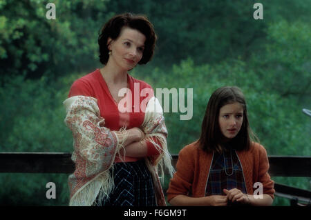 Dic 15, 2000; Los Angeles, CA, Stati Uniti d'America; attrice JULIETTE BINOCHE come Vianne Rocher in la Miramax film commedia romantica, "Chocolat". Foto Stock